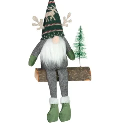 Sale Gnome assis sur le bois
